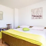 Laurel Leaf - Three Bedroom With Terrace